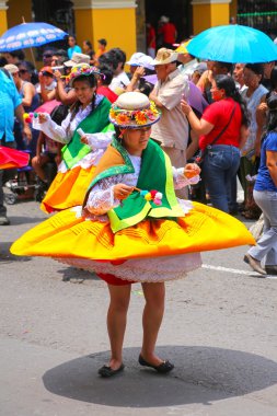 Lima, Peru-Şubat 1: Kimliği belirsiz kadın Şubat'ta Virgin de la Candelaria Festivali sırasında gerçekleştirir 1,2015 Lima, Peru. Festivalin çekirdeği farklı dans okulları tarafından gerçekleştirilen dans