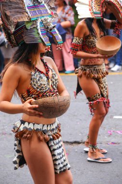 Lima, Peru-Şubat 1: Kimliği belirsiz kadın 1,2015 içinde Lima, Peru Şubat'ta bakire de la Candelaria Festival süresince gerçekleştirmek. Çekirdek festivalin farklı dans okulları tarafından gerçekleştirilen dans ediyor