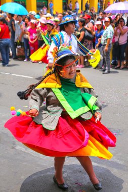 Lima, Peru-Şubat 1: Kimliği belirsiz kadın Şubat'ta Virgin de la Candelaria Festivali sırasında gerçekleştirir 1,2015 Lima, Peru. Festivalin çekirdeği farklı dans okulları tarafından gerçekleştirilen dans