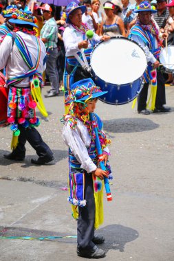 Lima, Peru-Şubat 1: Kimliği belirsiz çocuk Şubat'ta Virgin de la Candelaria Festivali sırasında flüt çalış 1,2015 Lima, Peru. Festivalin çekirdeği farklı dans okulları tarafından gerçekleştirilen dans