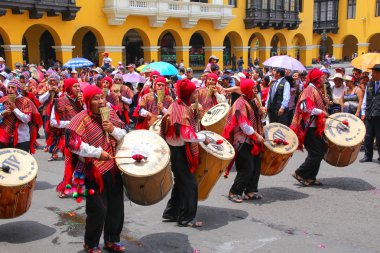 Lima, Peru-Ocak 31: Kimliği belirsiz erkek 31,2015 içinde Lima, Peru Ocak'ta Virgin de la Candelaria Festival süresince gerçekleştirmek. Çekirdek festivalin farklı dans okulları tarafından gerçekleştirilen dans ediyor