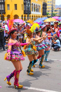 Lima, Peru-Şubat 1: Kimliği belirsiz kadın 1,2015 içinde Lima, Peru Şubat'ta bakire de la Candelaria Festival süresince gerçekleştirmek. Çekirdek festivalin farklı dans okulları tarafından gerçekleştirilen dans ediyor