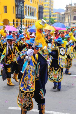 Lima, Peru-Şubat 1: Kimliği belirsiz erkek 1,2015 içinde Lima, Peru Şubat'ta bakire de la Candelaria Festival süresince gerçekleştirmek. Çekirdek festivalin farklı dans okulları tarafından gerçekleştirilen dans ediyor
