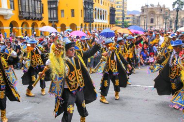 Lima, Peru-31 Ocak: Tanımlanamayan erkekler 31 Ocak 2015'te Lima, Peru'daki Virgin de la Candelaria Festivali'nde sahne alacak. Festivalin çekirdek farklı dans okulları tarafından gerçekleştirilen dans 