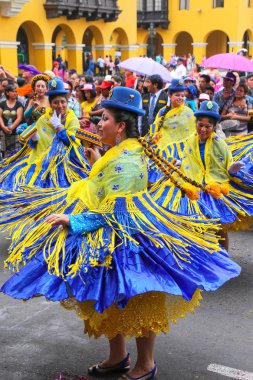Lima, Peru-Ocak 31: Kimliği belirsiz kadın 31,2015 içinde Lima, Peru Ocak'ta Virgin de la Candelaria Festival süresince gerçekleştirmek. Çekirdek festivalin farklı dans okulları tarafından gerçekleştirilen dans ediyor