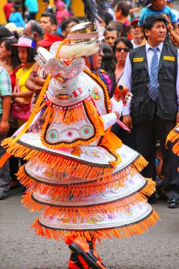 Lima, Peru-31 Ocak: Tanımlanamayan adam 31 Ocak 2015'te Lima, Peru'daki Virgin de la Candelaria Festivali'nde sahne alıyor. Festivalin çekirdeği farklı dans okulları tarafından gerçekleştirilen dans
