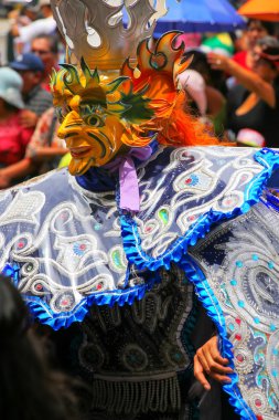 Lima, Peru-Şubat 1: Kimliği belirsiz adam Şubat'ta Virgin de la Candelaria Festivali sırasında gerçekleştirir 1,2015 Lima, Peru. Festivalin çekirdeği farklı dans okulları tarafından gerçekleştirilen dans