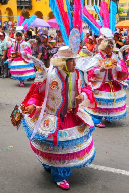 Lima, Peru-Şubat 1: Kimliği belirsiz erkek 1,2015 içinde Lima, Peru Şubat'ta bakire de la Candelaria Festival süresince gerçekleştirmek. Çekirdek festivalin farklı dans okulları tarafından gerçekleştirilen dans ediyor