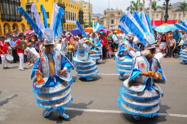 Lima, Peru-Ocak 31: Kimliği belirsiz erkek 31,2015 içinde Lima, Peru Ocak'ta Virgin de la Candelaria Festival süresince gerçekleştirmek. Çekirdek festivalin farklı dans okulları tarafından gerçekleştirilen dans ediyor