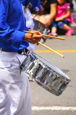 Lima, Peru-Şubat 1: Kimliği belirsiz adam Şubat'ta Virgin de la Candelaria Festivali sırasında davul çalar 1,2015 Lima, Peru. Festivalin çekirdeği dans okulları tarafından gerçekleştirilen dans
