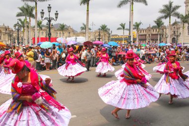Lima, Peru-Ocak 31: Kimliği belirsiz kadın 31,2015 içinde Lima, Peru Ocak'ta Virgin de la Candelaria Festival süresince gerçekleştirmek. Çekirdek festivalin farklı dans okulları tarafından gerçekleştirilen dans ediyor
