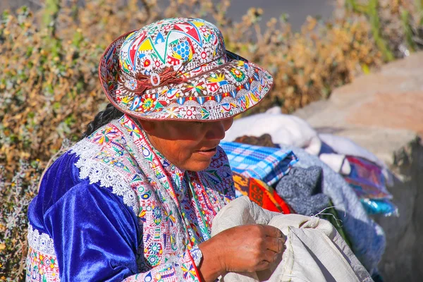 COLCA, PERÚ-ENERO 15: Mujer no identificada se sienta en Mirador Cruz del Cóndor el 15 de enero de 2015 en el Cañón del Colca, Perú. Es un punto de vista muy popular para detectar cóndores andinos . — Foto de Stock