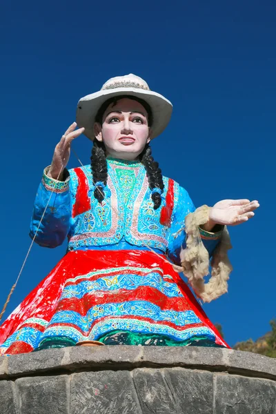 CHIVAY, PERÚ-ENERO 15: Estatua de una mujer local hilando lana el 15 de enero de 2015 en Chivay, Perú. Chivay es la capital de la provincia de Caylloma . —  Fotos de Stock