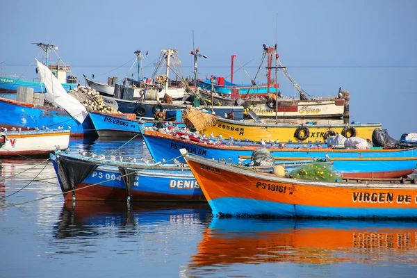 Paracas, Peru-januari 26: Kleurrijke vissersboten verankerd in Paracas Bay op 26 januari, 2015 in Paracas, Peru. Paracas is een kleine havenstad catering aan toeristen een bezoek aan Paracas Reserve en Ballestas eilanden. — Stockfoto