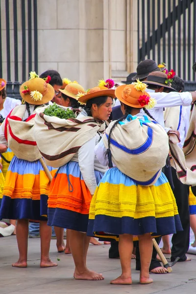 Lima, Peru-31 januari: niet-geïdentificeerde vrouwen staan tijdens het festival van de Virgin de la Candelaria op 31 januari 2015 in Lima, Peru. De kern van het festival is dansen uitgevoerd door verschillende Dansscholen — Stockfoto