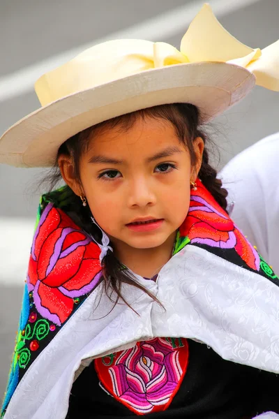 Lima, Peru-januari 31: Onbekende meisje presteert tijdens Festival van de Virgin de la Candelaria op januari 31,2015 in Lima, Peru. Kern van het festival is dansen uitgevoerd door verschillende Dansscholen — Stockfoto