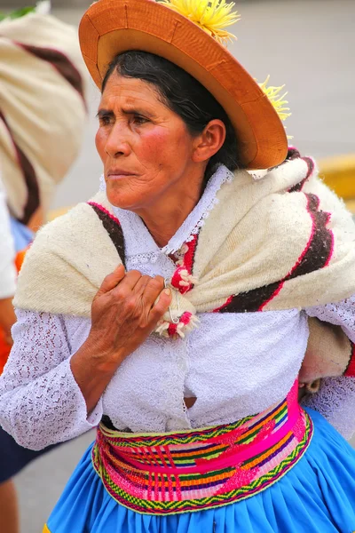 LIMA, PERU-JANEIRO 31: Mulher não identificada se apresenta durante o Festival da Virgem de la Candelaria em 31 de janeiro de 2015 em Lima, Peru. Núcleo do festival é a dança realizada por diferentes escolas de dança — Fotografia de Stock