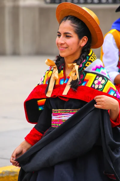 LIMA, PERU-JANEIRO 31: Mulher não identificada se apresenta durante o Festival da Virgem de la Candelaria em 31 de janeiro de 2015 em Lima, Peru. Núcleo do festival é a dança realizada por diferentes escolas de dança — Fotografia de Stock