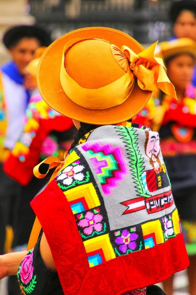 Lima, Peru-januari 31: Onbekende vrouw presteert tijdens Festival van de Virgin de la Candelaria op januari 31,2015 in Lima, Peru. Kern van het festival is dansen uitgevoerd door verschillende Dansscholen — Stockfoto