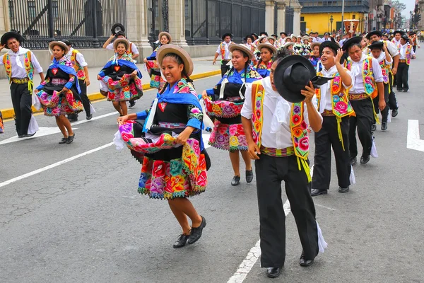 Lima, Peru-31 januari: ongeïdentificeerde mensen presteren tijdens het festival van de Virgin de la Candelaria op 31 januari 2015 in Lima, Peru. De kern van het festival is dansen uitgevoerd door verschillende Dansscholen — Stockfoto