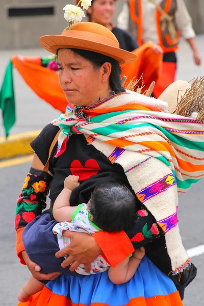 Lima, Peru-31 januari: onbekende vrouw met een baby presteert tijdens het festival van de Virgin de la Candelaria op 31 januari 2015 in Lima, Peru. De kern van het festival is dansen uitgevoerd door verschillende Dansscholen — Stockfoto