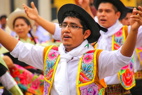 LIMA, PERU-JANEIRO 31: Homens não identificados se apresentam durante o Festival da Virgem de la Candelaria em 31 de janeiro de 2015 em Lima, Peru. Núcleo do festival é a dança realizada por diferentes escolas de dança — Fotografia de Stock