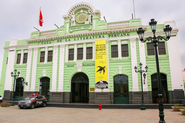 LIMA, PERÚ - 31 DE ENERO: Casa de Literatura Peruana el 31 de enero de 2015 en Lima, Perú. El edificio fue originalmente la estación principal de tren y abrió sus puertas en 1912 . —  Fotos de Stock