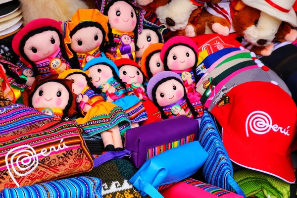 Visning av traditionella souvenirer på marknaden i Lima, Peru. Lima är huvudstaden och den största staden i Peru. — Stockfoto