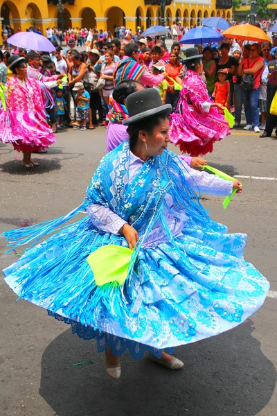 LIMA, PERU-FEVEREIRO 1: Mulheres não identificadas se apresentam durante o Festival da Virgem da Candelária em 1 de fevereiro de 2015 em Lima, Peru. Núcleo do festival é a dança realizada por diferentes escolas de dança — Fotografia de Stock