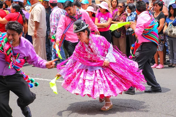 Lima, Peru-leden 31: na festivalu Panny Marie de la Candelaria (31. ledna 2015 v Limě, Peru) se neidentifikované osoby provádějí. Jádrem festivalu je tanec, který provádějí různé taneční školy — Stock fotografie