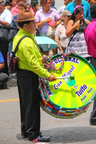 LIMA, PERU-JANEIRO 31: Homem não identificado toca tambor durante o Festival da Virgem da Candelária, em 31 de janeiro de 2015, em Lima, Peru. Núcleo do festival é a dança realizada por diferentes escolas de dança — Fotografia de Stock