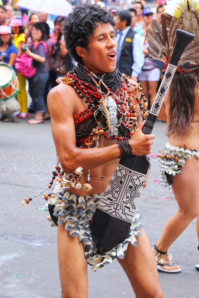 Lima, peru-januar 31: ein unbekannter mann tritt während des fests der jungfrau de la candelaria am 31. januar 2015 in lima, peru auf. Herzstück des Festivals ist der Tanz verschiedener Tanzschulen — Stockfoto