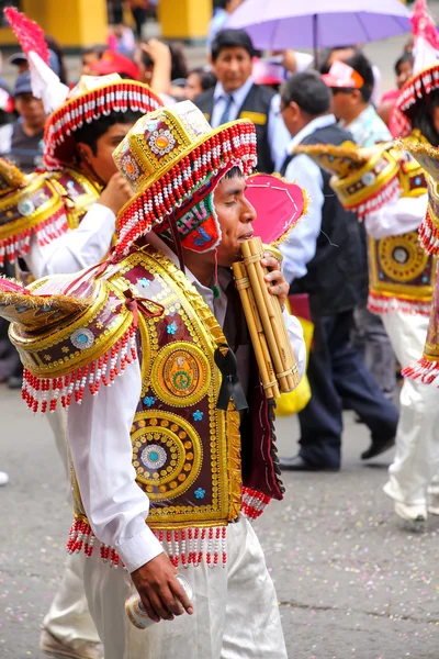 Lima, peru-januar 31: ein unbekannter mann spielt flöte während des fests der jungfrau de la candelaria am 31. januar 2015 in lima, peru. Herzstück des Festivals ist der Tanz verschiedener Tanzschulen — Stockfoto