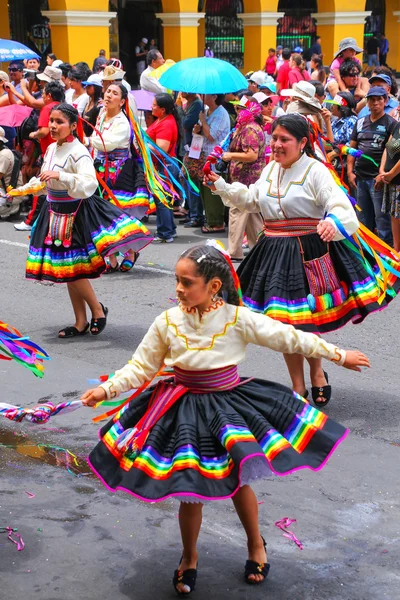 LIMA, PERÚ-FEBRERO 1: Mujeres no identificadas realizan durante el Festival de la Virgen de la Candelaria el 1 de febrero de 2015 en Lima, Perú. Núcleo del festival es el baile realizado por diferentes escuelas de baile — Foto de Stock