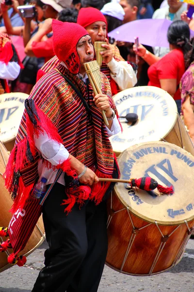 Lima, Peru-31 Ocak: Tanımlanamayan adam 31 Ocak 2015'te Lima, Peru'daki Virgin de la Candelaria Festivali'nde sahne alıyor. Festivalin çekirdeği farklı dans okulları tarafından gerçekleştirilen dans — Stok fotoğraf