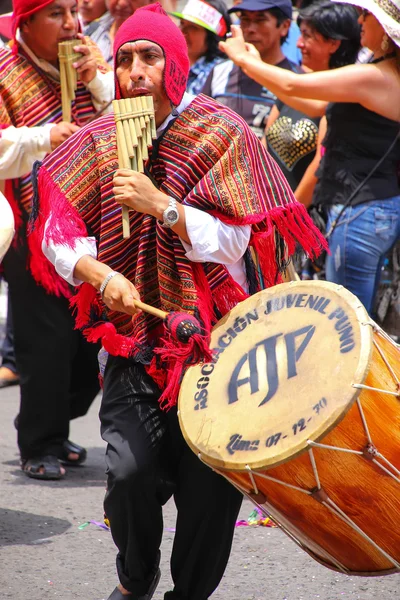 LIMA, PERÚ-ENERO 31: Hombre no identificado realiza durante el Festival de la Virgen de la Candelaria el 31 de enero de 2015 en Lima, Perú. Núcleo del festival es el baile realizado por diferentes escuelas de baile — Foto de Stock