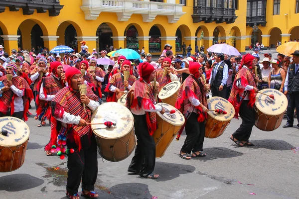 LIMA, PERU-JANEIRO 31: Homens não identificados se apresentam durante o Festival da Virgem de la Candelaria em 31 de janeiro de 2015 em Lima, Peru. Núcleo do festival é a dança realizada por diferentes escolas de dança — Fotografia de Stock
