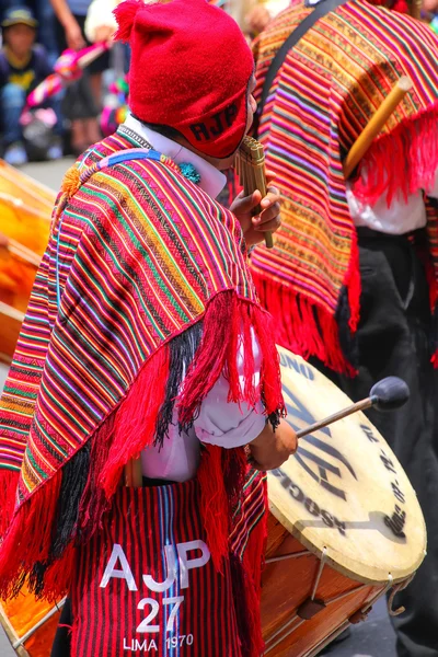 LIMA, PERU-FEBRUARY 1: Unidentified man plays drum during Festival of the Virgin de la Candelaria on February 1,2015 in Lima, Peru. Core of the festival is dancing performed by different dance schools — Stock Photo, Image