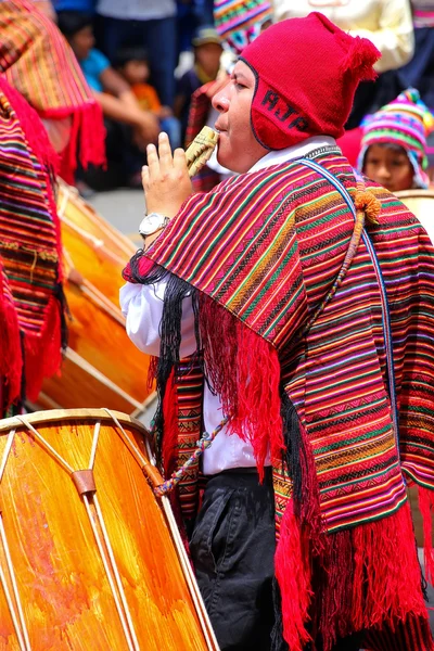 LIMA, PERU-JANEIRO 31: Homem não identificado toca flúor durante o Festival da Virgem da Candelária, em 31 de janeiro de 2015, em Lima, Peru. Núcleo do festival é a dança realizada por diferentes escolas de dança — Fotografia de Stock