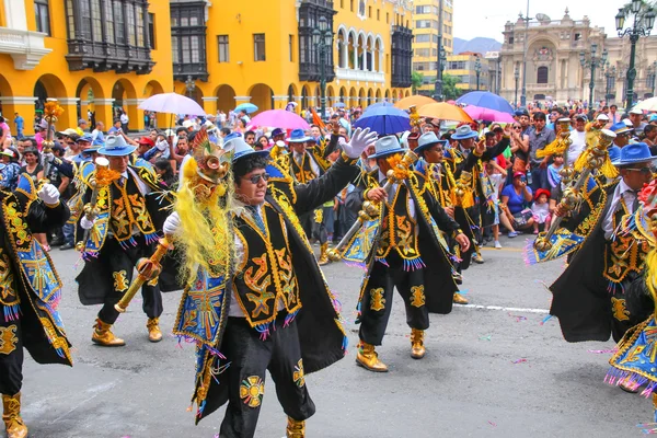Lima, Peru-31 januari: ongeïdentificeerde mannen presteren tijdens het festival van de Virgin de la Candelaria op 31 januari 2015 in Lima, Peru. De kern van het festival is dansen uitgevoerd door verschillende dans schoolsl — Stockfoto