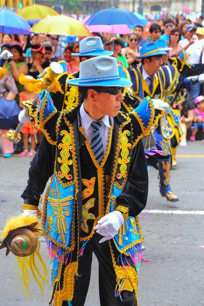 LIMA, PERÚ-ENERO 31: Hombres no identificados realizan durante el Festival de la Virgen de la Candelaria el 31 de enero de 2015 en Lima, Perú. Núcleo del festival es el baile realizado por diferentes escuelas de baile — Foto de Stock