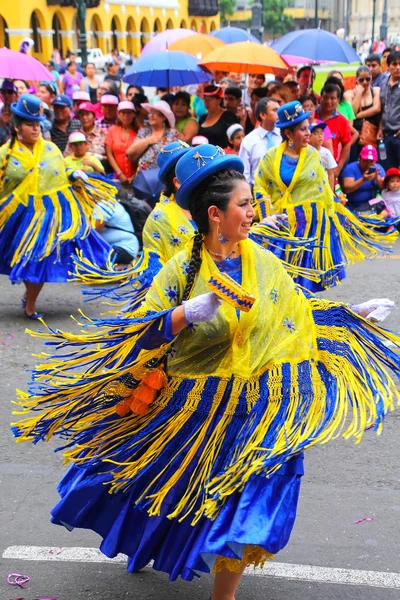 Lima, Peru-Şubat 1: Kimliği belirsiz kadın 1,2015 içinde Lima, Peru Şubat'ta bakire de la Candelaria Festival süresince gerçekleştirmek. Çekirdek festivalin farklı dans okulları tarafından gerçekleştirilen dans ediyor — Stok fotoğraf