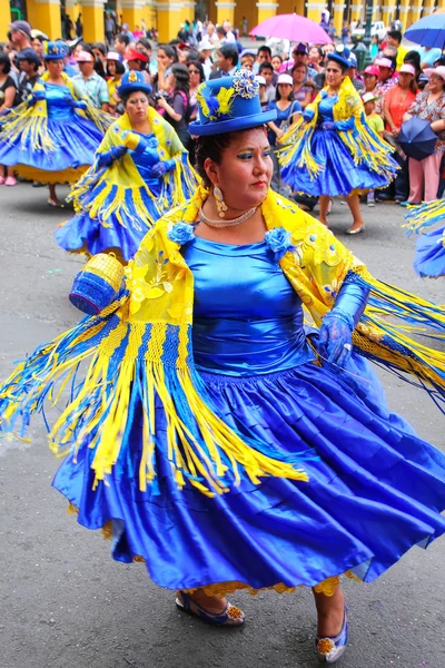 Lima, peru-februar 1: unbekannte frauen treten während des fests der jungfrau de la candelaria am 1. februar 2015 in lima, peru auf. Herzstück des Festivals ist der Tanz verschiedener Tanzschulen — Stockfoto