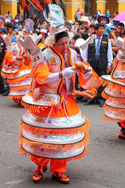 LIMA, PERÚ-FEBRERO 1: Hombre no identificado realiza durante el Festival de la Virgen de la Candelaria el 1 de febrero de 2015 en Lima, Perú. Núcleo del festival es el baile realizado por diferentes escuelas de baile — Foto de Stock