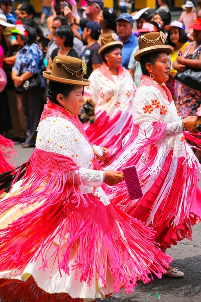 Lima, peru-januar 31: unbekannte frauen treten während des fests der jungfrau de la candelaria am 31. januar 2015 in lima, peru auf. Herzstück des Festivals ist der Tanz verschiedener Tanzschulen — Stockfoto