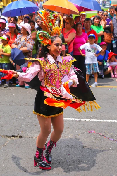 리마, 페루-2월 1일: 2015년 2월 1일 페루 리마에서 열린 버진 드 라 칸델라리아 축제에서 정체불명의 여성이 공연하고 있다. 축제의 핵심은 다른 댄스 학교에 의해 수행 춤입니다 — 스톡 사진