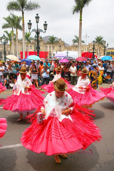 Lima, Peru-januari 31: Onbekende vrouwen uitvoeren tijdens Festival van de Virgin de la Candelaria op januari 31,2015 in Lima, Peru. Kern van het festival is dansen uitgevoerd door verschillende Dansscholen — Stockfoto