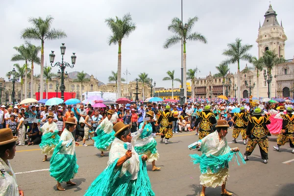 LIMA, PERÚ-ENERO 31: Mujeres no identificadas realizan durante el Festival de la Virgen de la Candelaria el 31 de enero de 2015 en Lima, Perú. Núcleo del festival es el baile realizado por diferentes escuelas de baile — Foto de Stock