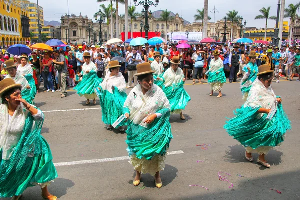 Lima, Peru-únor 1: Neidentifikované ženy provádět během festivalu Virgin de la Candelaria v únoru 1,2015 v Limě, Peru. Jádro z festivalu je tanec provádí různé taneční školy — Stock fotografie