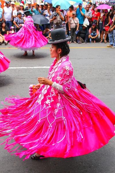 Λίμα, Περού-Φεβρουάριος 1: γυναίκα αγνώστου ταυτότητας εκτελεί κατά τη διάρκεια του Φεστιβάλ της Παρθένου ντε λα Καντελαρία την 1η Φεβρουαρίου 2015 στη Λίμα του Περού. Πυρήνας του φεστιβάλ είναι ο χορός που διεξάγεται από διαφορετικές σχολές χορού — Φωτογραφία Αρχείου